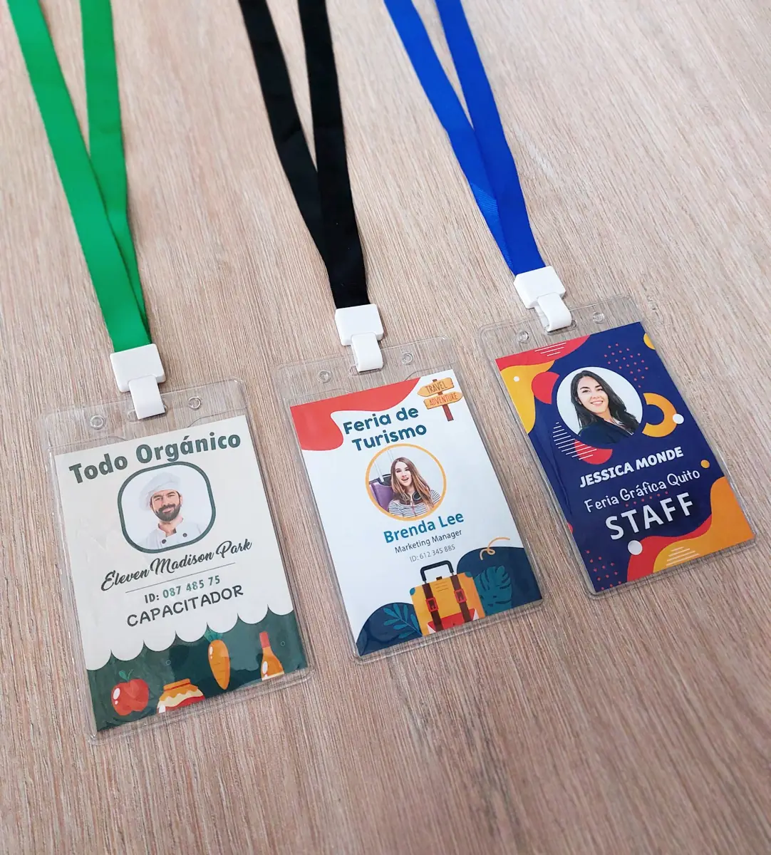 Credenciales de eventos personalizadas con cordones verde, negro y azul