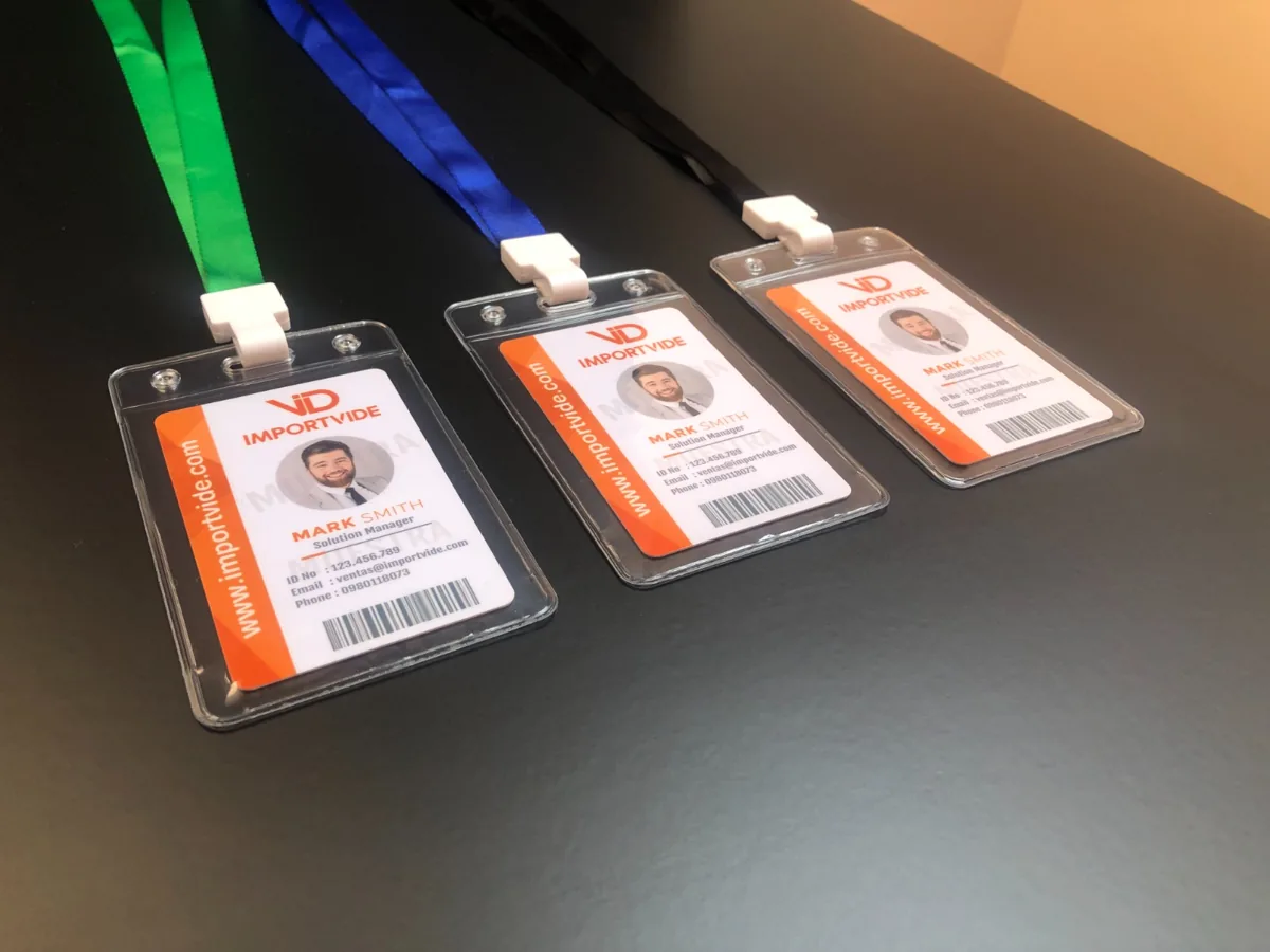 Portacredenciales flexibles tipo carnet con cordones de colores para estudiantes